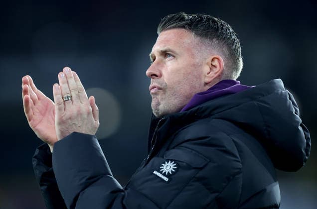 Wolverhampton Wanderers v Manchester United, ManU - Premier League Rob Edwards, Manager of Wolverhampton Wanderers applauds the fans after the Premier League match between Wolverhampton Wanderers and Manchester United at Molineux on December 8, 2025 in Wolverhampton, England. Wolverhampton Molineux England United Kingdom Copyright: xNigelxFrench Sportsphoto APLx 14144297