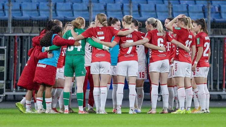 Spielerinnen von 1. FC Köln schwören sich mit einem Mannschaftskreis ein, Teamkreis, Ansprache, Motivation, DIE DFB-RICHTLINIEN UNTERSAGEN JEGLICHE NUTZUNG VON FOTOS ALS SEQUENZBILDER UND ODER VIDEOÄHNLICHE FOTOSTRECKEN. DFB REGULATIONS PROHIBIT ANY USE OF PHOTOGRAPHS AS IMAGE SEQUENCES AND OR QUASI-VIDEO., 08.12.2025, Hamburg (Deutschland), Fussball, Google Pixel Frauen-Bundesliga, Hamburger SV - 1. FC Köln
