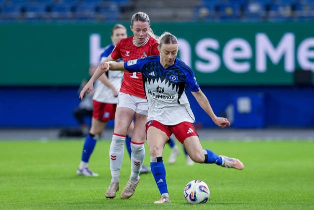 v.li.: Sandra Maria Jessen (1. FC Köln, 6) und Sophie Hillebrand (Hamburger SV, 22) im Zweikampf, Duell, Dynamik, Aktion, Action, Spielszene, DIE DFB-RICHTLINIEN UNTERSAGEN JEGLICHE NUTZUNG VON FOTOS ALS SEQUENZBILDER UND ODER VIDEOÄHNLICHE FOTOSTRECKEN. DFB REGULATIONS PROHIBIT ANY USE OF PHOTOGRAPHS AS IMAGE SEQUENCES AND OR QUASI-VIDEO., 08.12.2025, Hamburg (Deutschland), Fussball, Google Pixel Frauen-Bundesliga, Hamburger SV - 1. FC Köln