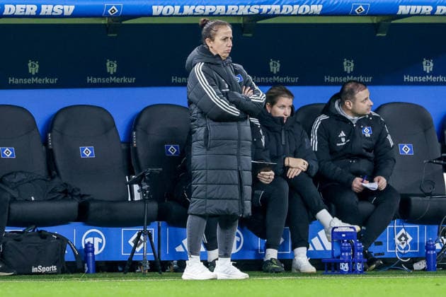 Liese Brancao (Lis, Trainerin, Hamburger SV), DIE DFB-RICHTLINIEN UNTERSAGEN JEGLICHE NUTZUNG VON FOTOS ALS SEQUENZBILDER UND ODER VIDEOÄHNLICHE FOTOSTRECKEN. DFB REGULATIONS PROHIBIT ANY USE OF PHOTOGRAPHS AS IMAGE SEQUENCES AND OR QUASI-VIDEO., 08.12.2025, Hamburg (Deutschland), Fussball, Google Pixel Frauen-Bundesliga, Hamburger SV - 1. FC Köln