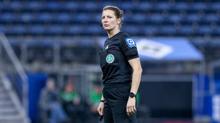 Schiedsrichterin Annika Kost, DIE DFB-RICHTLINIEN UNTERSAGEN JEGLICHE NUTZUNG VON FOTOS ALS SEQUENZBILDER UND ODER VIDEOÄHNLICHE FOTOSTRECKEN. DFB REGULATIONS PROHIBIT ANY USE OF PHOTOGRAPHS AS IMAGE SEQUENCES AND OR QUASI-VIDEO., 08.12.2025, Hamburg (Deutschland), Fussball, Google Pixel Frauen-Bundesliga, Hamburger SV - 1. FC Köln