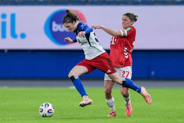 v.li.: Lotta Wrede (Hamburger SV, 32) und Laura Feiersinger (1. FC Köln, 27) im Zweikampf, Duell, Dynamik, Aktion, Action, Spielszene, DIE DFB-RICHTLINIEN UNTERSAGEN JEGLICHE NUTZUNG VON FOTOS ALS SEQUENZBILDER UND ODER VIDEOÄHNLICHE FOTOSTRECKEN. DFB REGULATIONS PROHIBIT ANY USE OF PHOTOGRAPHS AS IMAGE SEQUENCES AND OR QUASI-VIDEO., 08.12.2025, Hamburg (Deutschland), Fussball, Google Pixel Frauen-Bundesliga, Hamburger SV - 1. FC Köln
