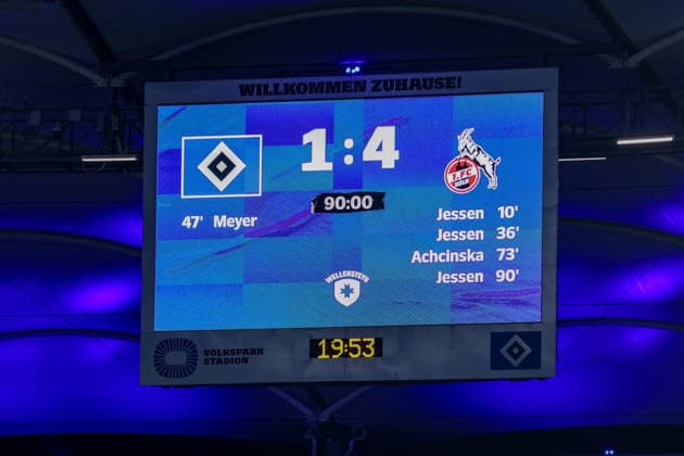 Die Anzeigetafel zeigt den Spielstand von 1:4 an, Ergebnis, Zwischenergebnis, Endergebnis, Endstand, Tore, Videowall, Videowand, Anzeige, DIE DFB-RICHTLINIEN UNTERSAGEN JEGLICHE NUTZUNG VON FOTOS ALS SEQUENZBILDER UND ODER VIDEOÄHNLICHE FOTOSTRECKEN. DFB REGULATIONS PROHIBIT ANY USE OF PHOTOGRAPHS AS IMAGE SEQUENCES AND OR QUASI-VIDEO., 08.12.2025, Hamburg (Deutschland), Fussball, Google Pixel Frauen-Bundesliga, Hamburger SV - 1. FC Köln