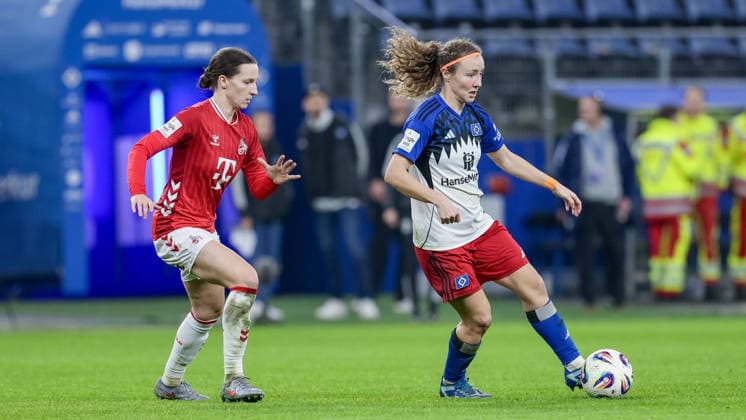 v.li.: Sara Agrez (1. FC Köln, 4) und Melanie Brunnthaler (Hamburger SV, 11) im Zweikampf, Duell, Dynamik, Aktion, Action, Spielszene, DIE DFB-RICHTLINIEN UNTERSAGEN JEGLICHE NUTZUNG VON FOTOS ALS SEQUENZBILDER UND ODER VIDEOÄHNLICHE FOTOSTRECKEN. DFB REGULATIONS PROHIBIT ANY USE OF PHOTOGRAPHS AS IMAGE SEQUENCES AND OR QUASI-VIDEO., 08.12.2025, Hamburg (Deutschland), Fussball, Google Pixel Frauen-Bundesliga, Hamburger SV - 1. FC Köln