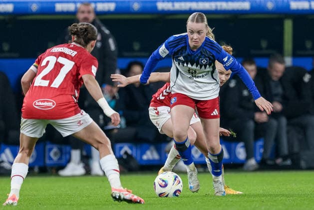 v.li.: Laura Feiersinger (1. FC Köln, 27) und Mia Büchele (Hamburger SV, 17) im Zweikampf, Duell, Dynamik, Aktion, Action, Spielszene, DIE DFB-RICHTLINIEN UNTERSAGEN JEGLICHE NUTZUNG VON FOTOS ALS SEQUENZBILDER UND ODER VIDEOÄHNLICHE FOTOSTRECKEN. DFB REGULATIONS PROHIBIT ANY USE OF PHOTOGRAPHS AS IMAGE SEQUENCES AND OR QUASI-VIDEO., 08.12.2025, Hamburg (Deutschland), Fussball, Google Pixel Frauen-Bundesliga, Hamburger SV - 1. FC Köln