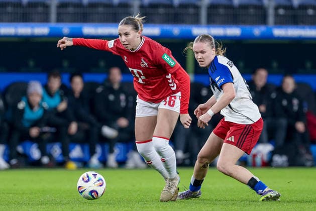 v.li.: Zoe Hasenhauer (1. FC Köln, 16) und Annaleen Böhler (Hamburger SV, 6) im Zweikampf, Duell, Dynamik, Aktion, Action, Spielszene, DIE DFB-RICHTLINIEN UNTERSAGEN JEGLICHE NUTZUNG VON FOTOS ALS SEQUENZBILDER UND ODER VIDEOÄHNLICHE FOTOSTRECKEN. DFB REGULATIONS PROHIBIT ANY USE OF PHOTOGRAPHS AS IMAGE SEQUENCES AND OR QUASI-VIDEO., 08.12.2025, Hamburg (Deutschland), Fussball, Google Pixel Frauen-Bundesliga, Hamburger SV - 1. FC Köln