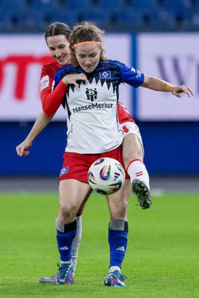 v.li.: Sara Agrez (1. FC Köln, 4) und Melanie Brunnthaler (Hamburger SV, 11) im Zweikampf, Duell, Dynamik, Aktion, Action, Spielszene, DIE DFB-RICHTLINIEN UNTERSAGEN JEGLICHE NUTZUNG VON FOTOS ALS SEQUENZBILDER UND ODER VIDEOÄHNLICHE FOTOSTRECKEN. DFB REGULATIONS PROHIBIT ANY USE OF PHOTOGRAPHS AS IMAGE SEQUENCES AND OR QUASI-VIDEO., 08.12.2025, Hamburg (Deutschland), Fussball, Google Pixel Frauen-Bundesliga, Hamburger SV - 1. FC Köln