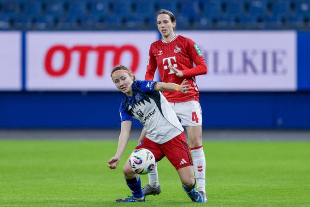 v.li.: Melanie Brunnthaler (Hamburger SV, 11) und Sara Agrez (1. FC Köln, 4) im Zweikampf, Duell, Dynamik, Aktion, Action, Spielszene, DIE DFB-RICHTLINIEN UNTERSAGEN JEGLICHE NUTZUNG VON FOTOS ALS SEQUENZBILDER UND ODER VIDEOÄHNLICHE FOTOSTRECKEN. DFB REGULATIONS PROHIBIT ANY USE OF PHOTOGRAPHS AS IMAGE SEQUENCES AND OR QUASI-VIDEO., 08.12.2025, Hamburg (Deutschland), Fussball, Google Pixel Frauen-Bundesliga, Hamburger SV - 1. FC Köln
