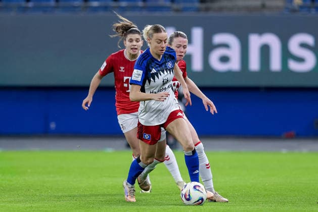v.li.: Sophie Hillebrand (Hamburger SV, 22) und Sandra Maria Jessen (1. FC Köln, 6) im Zweikampf, Duell, Dynamik, Aktion, Action, Spielszene, DIE DFB-RICHTLINIEN UNTERSAGEN JEGLICHE NUTZUNG VON FOTOS ALS SEQUENZBILDER UND ODER VIDEOÄHNLICHE FOTOSTRECKEN. DFB REGULATIONS PROHIBIT ANY USE OF PHOTOGRAPHS AS IMAGE SEQUENCES AND OR QUASI-VIDEO., 08.12.2025, Hamburg (Deutschland), Fussball, Google Pixel Frauen-Bundesliga, Hamburger SV - 1. FC Köln
