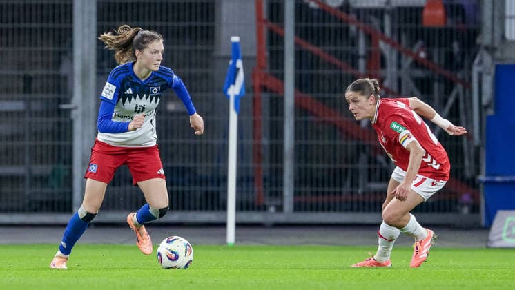 v.li.: Lotta Wrede (Hamburger SV, 32) und Laura Feiersinger (1. FC Köln, 27) im Zweikampf, Duell, Dynamik, Aktion, Action, Spielszene, DIE DFB-RICHTLINIEN UNTERSAGEN JEGLICHE NUTZUNG VON FOTOS ALS SEQUENZBILDER UND ODER VIDEOÄHNLICHE FOTOSTRECKEN. DFB REGULATIONS PROHIBIT ANY USE OF PHOTOGRAPHS AS IMAGE SEQUENCES AND OR QUASI-VIDEO., 08.12.2025, Hamburg (Deutschland), Fussball, Google Pixel Frauen-Bundesliga, Hamburger SV - 1. FC Köln