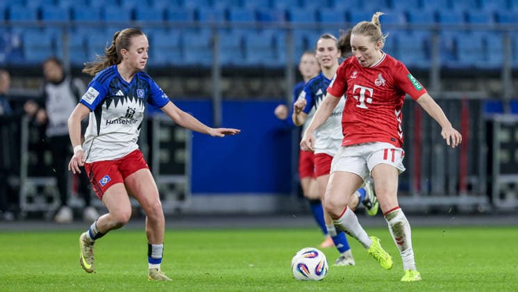 v.li.: Victoria Schulz (Hamburger SV, 19) und Pauline Bremer (1. FC Köln, 11) im Zweikampf, Duell, Dynamik, Aktion, Action, Spielszene, DIE DFB-RICHTLINIEN UNTERSAGEN JEGLICHE NUTZUNG VON FOTOS ALS SEQUENZBILDER UND ODER VIDEOÄHNLICHE FOTOSTRECKEN. DFB REGULATIONS PROHIBIT ANY USE OF PHOTOGRAPHS AS IMAGE SEQUENCES AND OR QUASI-VIDEO., 08.12.2025, Hamburg (Deutschland), Fussball, Google Pixel Frauen-Bundesliga, Hamburger SV - 1. FC Köln
