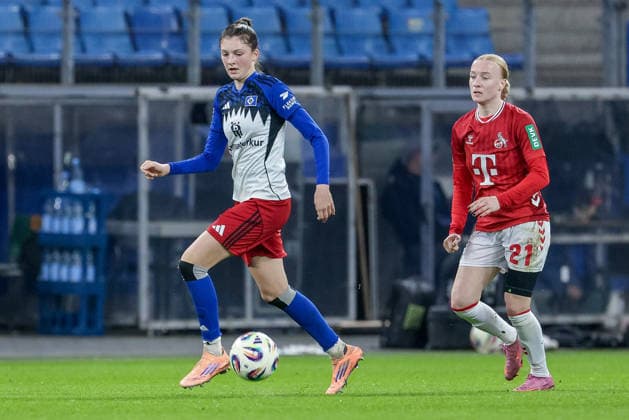 v.li.: Lotta Wrede (Hamburger SV, 32) und Anna Gerhardt (1. FC Köln, 21) im Zweikampf, Duell, Dynamik, Aktion, Action, Spielszene, DIE DFB-RICHTLINIEN UNTERSAGEN JEGLICHE NUTZUNG VON FOTOS ALS SEQUENZBILDER UND ODER VIDEOÄHNLICHE FOTOSTRECKEN. DFB REGULATIONS PROHIBIT ANY USE OF PHOTOGRAPHS AS IMAGE SEQUENCES AND OR QUASI-VIDEO., 08.12.2025, Hamburg (Deutschland), Fussball, Google Pixel Frauen-Bundesliga, Hamburger SV - 1. FC Köln