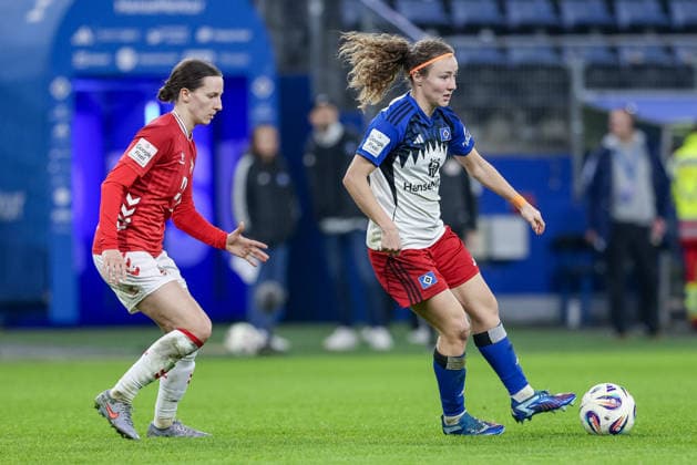 v.li.: Sara Agrez (1. FC Köln, 4) und Melanie Brunnthaler (Hamburger SV, 11) im Zweikampf, Duell, Dynamik, Aktion, Action, Spielszene, DIE DFB-RICHTLINIEN UNTERSAGEN JEGLICHE NUTZUNG VON FOTOS ALS SEQUENZBILDER UND ODER VIDEOÄHNLICHE FOTOSTRECKEN. DFB REGULATIONS PROHIBIT ANY USE OF PHOTOGRAPHS AS IMAGE SEQUENCES AND OR QUASI-VIDEO., 08.12.2025, Hamburg (Deutschland), Fussball, Google Pixel Frauen-Bundesliga, Hamburger SV - 1. FC Köln