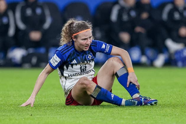 Melanie Brunnthaler (Hamburger SV, 11) enttäuscht schauend, Enttäuschung, sitzt auf dem Boden, Rasen, Spielfeld, DIE DFB-RICHTLINIEN UNTERSAGEN JEGLICHE NUTZUNG VON FOTOS ALS SEQUENZBILDER UND ODER VIDEOÄHNLICHE FOTOSTRECKEN. DFB REGULATIONS PROHIBIT ANY USE OF PHOTOGRAPHS AS IMAGE SEQUENCES AND OR QUASI-VIDEO., 08.12.2025, Hamburg (Deutschland), Fussball, Google Pixel Frauen-Bundesliga, Hamburger SV - 1. FC Köln
