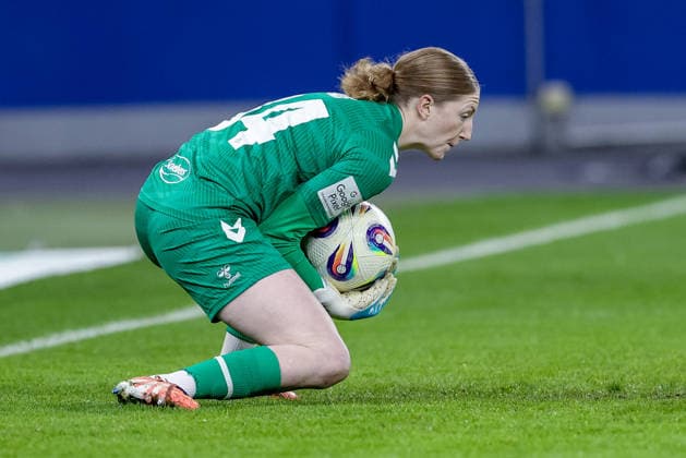 Irina Fuchs (Torhüterin, Torwart, 1. FC Köln, 34) am Ball, Freisteller, Einzelbild, Ganzkörper, Aktion, Action, Spielszene, DIE DFB-RICHTLINIEN UNTERSAGEN JEGLICHE NUTZUNG VON FOTOS ALS SEQUENZBILDER UND ODER VIDEOÄHNLICHE FOTOSTRECKEN. DFB REGULATIONS PROHIBIT ANY USE OF PHOTOGRAPHS AS IMAGE SEQUENCES AND OR QUASI-VIDEO., 08.12.2025, Hamburg (Deutschland), Fussball, Google Pixel Frauen-Bundesliga, Hamburger SV - 1. FC Köln
