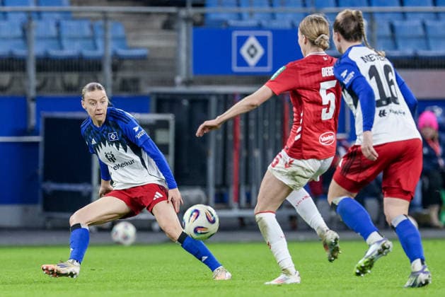 Sophie Hillebrand (Hamburger SV, 22) am Ball, Einzelbild, Ganzkörper, Aktion, Action, Spielszene, DIE DFB-RICHTLINIEN UNTERSAGEN JEGLICHE NUTZUNG VON FOTOS ALS SEQUENZBILDER UND ODER VIDEOÄHNLICHE FOTOSTRECKEN. DFB REGULATIONS PROHIBIT ANY USE OF PHOTOGRAPHS AS IMAGE SEQUENCES AND OR QUASI-VIDEO., 08.12.2025, Hamburg (Deutschland), Fussball, Google Pixel Frauen-Bundesliga, Hamburger SV - 1. FC Köln