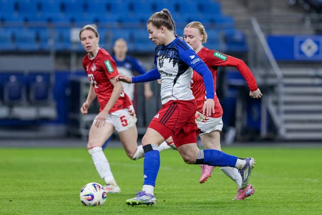 Christin Meyer (Hamburger SV, 16) am Ball, Einzelbild, Ganzkörper, Aktion, Action, Spielszene, DIE DFB-RICHTLINIEN UNTERSAGEN JEGLICHE NUTZUNG VON FOTOS ALS SEQUENZBILDER UND ODER VIDEOÄHNLICHE FOTOSTRECKEN. DFB REGULATIONS PROHIBIT ANY USE OF PHOTOGRAPHS AS IMAGE SEQUENCES AND OR QUASI-VIDEO., 08.12.2025, Hamburg (Deutschland), Fussball, Google Pixel Frauen-Bundesliga, Hamburger SV - 1. FC Köln