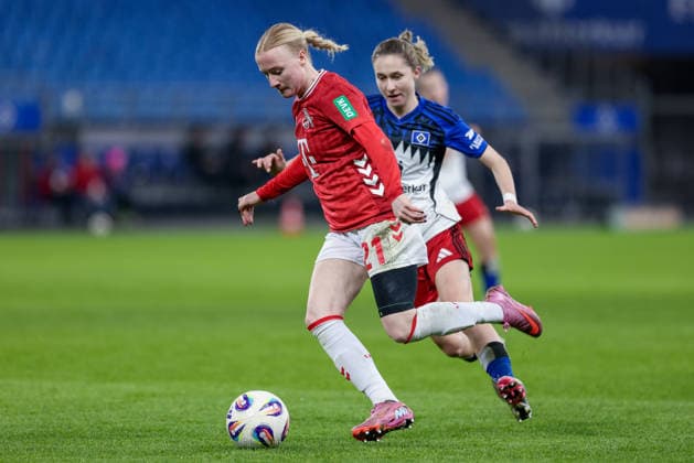 v.li.: Anna Gerhardt (1. FC Köln, 21) und Maria Mikolajova (Hamburger SV, 27) im Zweikampf, Duell, Dynamik, Aktion, Action, Spielszene, DIE DFB-RICHTLINIEN UNTERSAGEN JEGLICHE NUTZUNG VON FOTOS ALS SEQUENZBILDER UND ODER VIDEOÄHNLICHE FOTOSTRECKEN. DFB REGULATIONS PROHIBIT ANY USE OF PHOTOGRAPHS AS IMAGE SEQUENCES AND OR QUASI-VIDEO., 08.12.2025, Hamburg (Deutschland), Fussball, Google Pixel Frauen-Bundesliga, Hamburger SV - 1. FC Köln