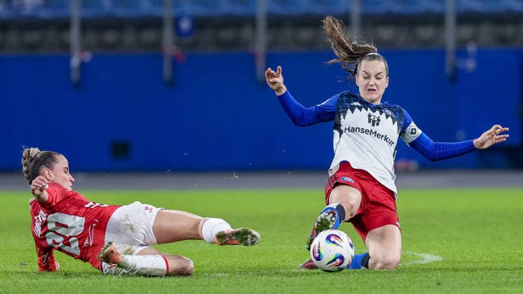 v.li.: Vanessa Leimenstoll (1. FC Köln, 29) und Emilia Hirche (Hamburger SV, 20) im Zweikampf, Duell, Dynamik, Aktion, Action, Spielszene, DIE DFB-RICHTLINIEN UNTERSAGEN JEGLICHE NUTZUNG VON FOTOS ALS SEQUENZBILDER UND ODER VIDEOÄHNLICHE FOTOSTRECKEN. DFB REGULATIONS PROHIBIT ANY USE OF PHOTOGRAPHS AS IMAGE SEQUENCES AND OR QUASI-VIDEO., 08.12.2025, Hamburg (Deutschland), Fussball, Google Pixel Frauen-Bundesliga, Hamburger SV - 1. FC Köln *** from left Vanessa Leimenstoll 1 FC Köln, 29 and Emilia Hirche Hamburger SV, 20 in a duel, dynamic, action, action, game scene, THE DFB REGULATIONS PROHIBIT ANY USE OF PHOTOGRAPHS AS IMAGE SEQUENCES AND OR QUASI VIDEO , 08 12 2025, Hamburg Germany , Football, Google Pixel Womens Bundesliga, Hamburger SV 1 FC Köln xobx