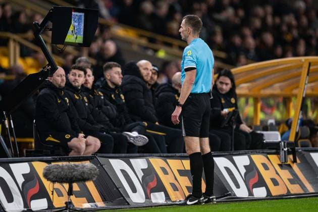 8th December 2025; Molineux Stadium, Wolverhampton, West Midlands, England; Premier League Football, Wolverhampton Wanderers versus Manchester United, ManU Referee Michael Salisbury checks the VAR screen before awarding a penalty to Manchester United Editorial use only: DataCo restrictions apply See www.football-dataco.com  GodfreyxPitt