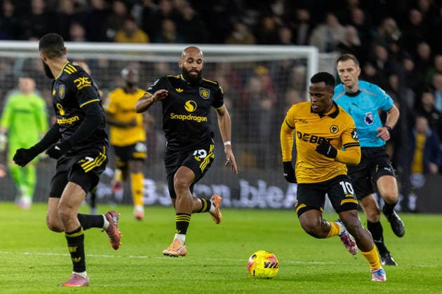 Wolverhampton Wanderers v Manchester United, ManU Premier League 08 12 2025. Wolverhampton Wanderers midfielder Jhon Arias (10) runs forward with ball during the Premier League match between Wolverhampton Wanderers and Manchester United at Molineux, Wolverhampton, England on 8 December 2025. Wolverhampton Molineux West Midlands England Editorial use only DataCo restrictions apply See www.football-dataco.com , Copyright: xManjitxNarotrax PSI-23361-0049