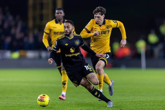 Wolverhampton Wanderers v Manchester United, ManU Premier League 08 12 2025. Manchester United forward Matheus Cunha (10) runs forward with ball during the Premier League match between Wolverhampton Wanderers and Manchester United at Molineux, Wolverhampton, England on 8 December 2025. Wolverhampton Molineux West Midlands England Editorial use only DataCo restrictions apply See www.football-dataco.com , Copyright: xManjitxNarotrax PSI-23361-0184
