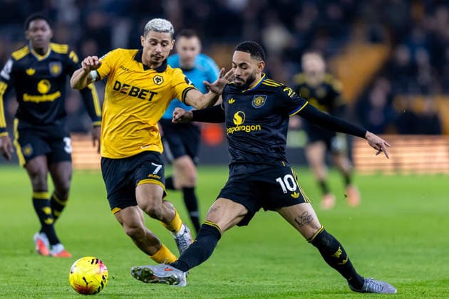 Wolverhampton Wanderers v Manchester United, ManU Premier League 08 12 2025. Manchester United forward Matheus Cunha (10) battles for possession with Wolverhampton Wanderers midfielder Andre (7) during the Premier League match between Wolverhampton Wanderers and Manchester United at Molineux, Wolverhampton, England on 8 December 2025. Wolverhampton Molineux West Midlands England Editorial use only DataCo restrictions apply See www.football-dataco.com , Copyright: xManjitxNarotrax PSI-23361-0223