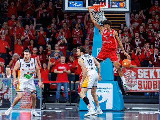 Owen Klassen (Rostock Seawolves, 29), Sid-Marlon Theis (Rostock Seawolves, 19), Demarcus Demonia (BMA365 Bamberg Baskets, 08), Dunking, BMA365 Bamberg Baskets vs. Rostock Seawolves, Basketball, easyCredit BBL, 9. Spieltag, 08.12.2025 BMA365 Bamberg Baskets vs. Rostock Seawolves, Basketball, easyCredit BBL, 9. Spieltag, 08.12.2025 Bamberg Copyright: xEibner-Pressefoto G.xSantemizx EP_EER