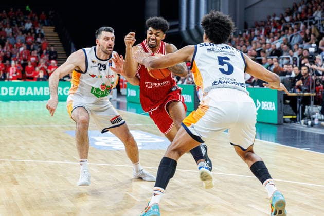 Owen Klassen (Rostock Seawolves, 29), Ibi Watson (BMA365 Bamberg Baskets, 02), D Shawn Schwartz (Rostock Seawolves, 05), BMA365 Bamberg Baskets vs. Rostock Seawolves, Basketball, easyCredit BBL, 9. Spieltag, 08.12.2025 BMA365 Bamberg Baskets vs. Rostock Seawolves, Basketball, easyCredit BBL, 9. Spieltag, 08.12.2025 Bamberg Copyright: xEibner-Pressefoto G.xSantemizx EP_EER