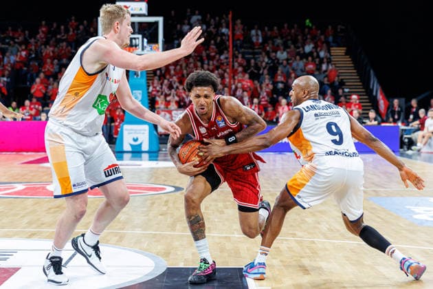 Bent Leuchten (Rostock Seawolves, 51), Demarcus Demonia (BMA365 Bamberg Baskets, 08), DeAndre Lansdowne (Rostock Seawolves, 09), BMA365 Bamberg Baskets vs. Rostock Seawolves, Basketball, easyCredit BBL, 9. Spieltag, 08.12.2025 BMA365 Bamberg Baskets vs. Rostock Seawolves, Basketball, easyCredit BBL, 9. Spieltag, 08.12.2025 Bamberg Copyright: xEibner-Pressefoto G.xSantemizx EP_EER