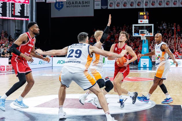 Ejiofor Onu (BMA365 Bamberg Baskets, 35), Owen Klassen (Rostock Seawolves, 29), Lukasz Kolenda (Rostock Seawolves, 10), Zachary Ensminger (BMA365 Bamberg Baskets, 01), BMA365 Bamberg Baskets vs. Rostock Seawolves, Basketball, easyCredit BBL, 9. Spieltag, 08.12.2025 BMA365 Bamberg Baskets vs. Rostock Seawolves, Basketball, easyCredit BBL, 9. Spieltag, 08.12.2025 Bamberg Copyright: xEibner-Pressefoto G.xSantemizx EP_EER