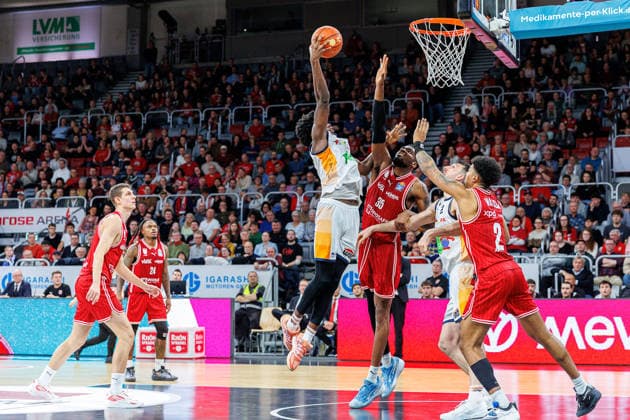 Kassim Nicholson (Rostock Seawolves, 08), Ejiofor Onu (BMA365 Bamberg Baskets, 35), Owen Klassen (Rostock Seawolves, 29), Ibi Watson (BMA365 Bamberg Baskets, 02), BMA365 Bamberg Baskets vs. Rostock Seawolves, Basketball, easyCredit BBL, 9. Spieltag, 08.12.2025 BMA365 Bamberg Baskets vs. Rostock Seawolves, Basketball, easyCredit BBL, 9. Spieltag, 08.12.2025 Bamberg Copyright: xEibner-Pressefoto G.xSantemizx EP_EER