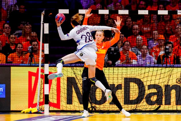 27th IHF Women s Handball World Championship, WM, Weltmeisterschaft - Netherlands vs France, Netherlands Lucie Granier of France throw the ball and goalkeeper Yara ten Holte of the Netherlands during the 27th IHF Women s Handball World Championship match between Netherlands and France at the Ahoy in Rotterdam, Netherlands, December 08, 2025. Rotterdam Netherlands  Copyright: xMatrixxImagesx xMarcelxterxBalsx