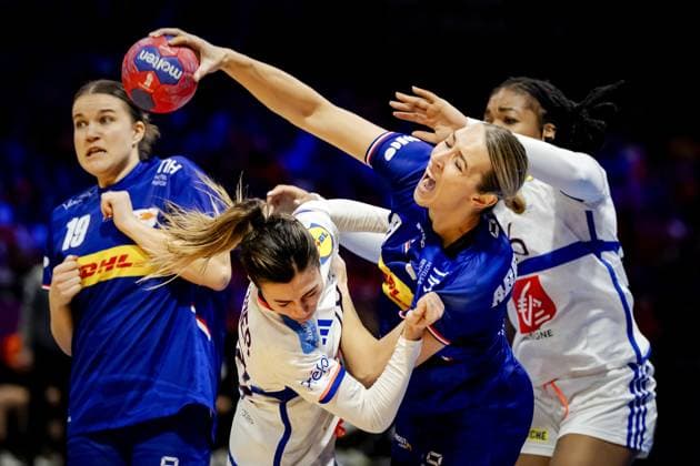 ROTTERDAM - Lucie Granier (FRA), Lois Abbingh (NED), and Pauletta Foppa (FRA) during the group match between France and the Netherlands in the main round of the World Handball Championship in Ahoy Rotterdam. ANP ROBIN VAN LONKHUIJSEN xVIxANPxSportx xxANPxIVx 544365667 originalFilename: 544365667.jpg