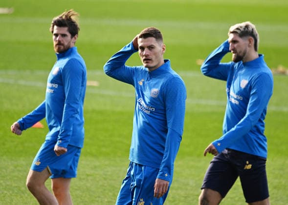 0912.2025, xophax, Fussball , UEFA Champions League , 2025 2026 , Bayer Leverkusen , Training vor dem Spiel gegen Newcastle United. v.l.n.rechts : Jonas Hofmann , Patrick Schick und Robert Andrich ( alle Bayer 04 Leverkusen ) Leverkusen
