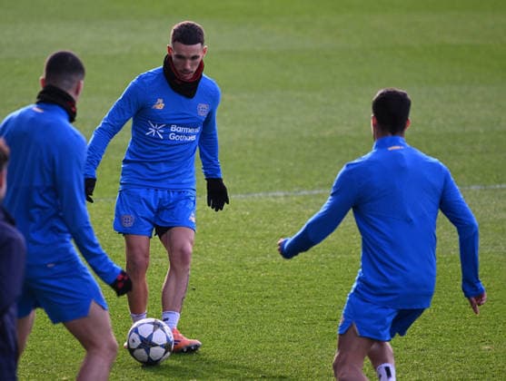 0912.2025, xophax, Fussball , UEFA Champions League , 2025 2026 , Bayer Leverkusen , Training vor dem Spiel gegen Newcastle United. Alejandro Grimaldo , mitte ( Bayer 04 Leverkusen ) Leverkusen