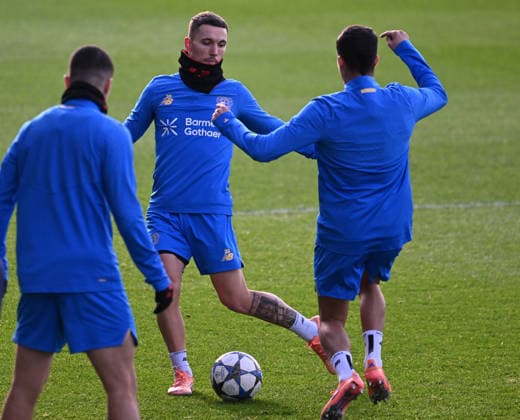 0912.2025, xophax, Fussball , UEFA Champions League , 2025 2026 , Bayer Leverkusen , Training vor dem Spiel gegen Newcastle United. Alejandro Grimaldo , mitte ( Bayer 04 Leverkusen ) Leverkusen