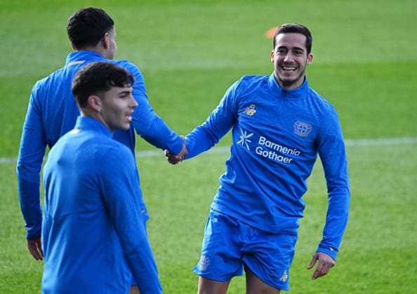 0912.2025, xophax, Fussball , UEFA Champions League , 2025 2026 , Bayer Leverkusen , Training vor dem Spiel gegen Newcastle United. Lucas Vazquez , rechts ( Bayer 04 Leverkusen ) Leverkusen