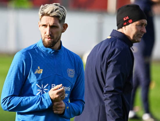 0912.2025, xophax, Fussball , UEFA Champions League , 2025 2026 , Bayer Leverkusen , Training vor dem Spiel gegen Newcastle United. Trainer Kasper Hjulmand ( Bayer 04 Leverkusen ) und Robert Andrich , links ( Bayer 04 Leverkusen ) Leverkusen