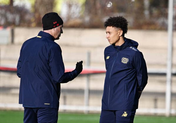 0912.2025, xophax, Fussball , UEFA Champions League , 2025 2026 , Bayer Leverkusen , Training vor dem Spiel gegen Newcastle United. Trainer Kasper Hjulmand ( Bayer 04 Leverkusen ) und Eliesse Ben Seghir, rechts ( Bayer 04 Leverkusen ) Leverkusen