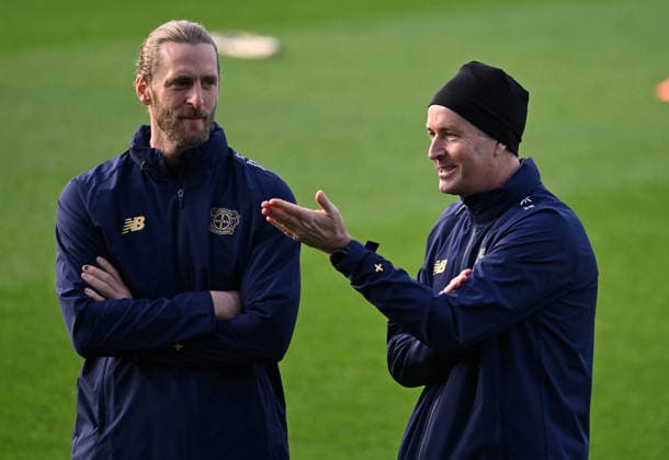 0912.2025, xophax, Fussball , UEFA Champions League , 2025 2026 , Bayer Leverkusen , Training vor dem Spiel gegen Newcastle United. Trainer Kasper Hjulmand ( Bayer 04 Leverkusen ) und Markus Müller , links ( Bayer 04 ) Leverkusen