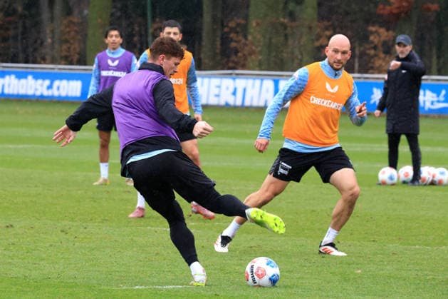 DEU, DFL, 2. FBL Hertha BSC, Training, 09.12.2025, Sportforum, Berlin, DEU, DFL, 2. FBL Hertha BSC, Training, im Bild Sebastian Groenning (Hertha BSC Berlin 17), Toni Leistner (Hertha BSC Berlin 37) DFL - regulations prohibit any use of Photographs as image sequences and or quasi-video