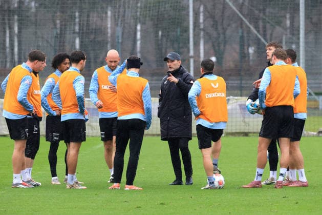 DEU, DFL, 2. FBL Hertha BSC, Training, 09.12.2025, Sportforum, Berlin, DEU, DFL, 2. FBL Hertha BSC, Training, im Bild Cheftrainer Stefan Leitl (Hertha BSC Berlin), Hertha-Spielerkreis DFL - regulations prohibit any use of Photographs as image sequences and or quasi-video