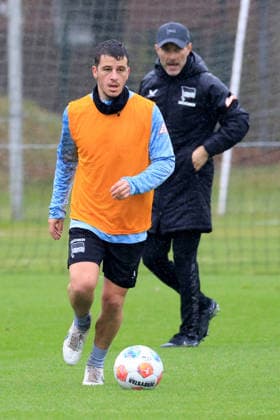 DEU, DFL, 2. FBL Hertha BSC, Training, 09.12.2025, Sportforum, Berlin, DEU, DFL, 2. FBL Hertha BSC, Training, im Bild Cheftrainer Stefan Leitl (Hertha BSC Berlin), Diego Demme (Hertha BSC Berlin 6) DFL - regulations prohibit any use of Photographs as image sequences and or quasi-video