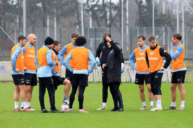 DEU, DFL, 2. FBL Hertha BSC, Training, 09.12.2025, Sportforum, Berlin, DEU, DFL, 2. FBL Hertha BSC, Training, im Bild Cheftrainer Stefan Leitl (Hertha BSC Berlin), Hertha-Spielerkreis DFL - regulations prohibit any use of Photographs as image sequences and or quasi-video