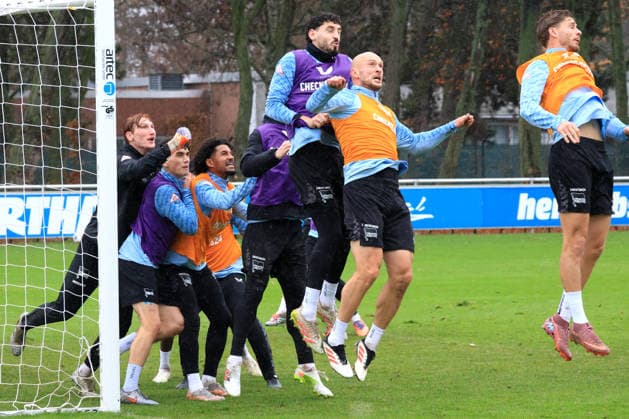 DEU, DFL, 2. FBL Hertha BSC, Training, 09.12.2025, Sportforum, Berlin, DEU, DFL, 2. FBL Hertha BSC, Training, im Bild Strafraum, Toni Leistner (Hertha BSC Berlin 37), Agust’n Rogel (Hertha BSC Berlin 3), Konstantin Heide (Hertha BSC Berlin 13), Marton Dardai (Hertha BSC Berlin 31) DFL - regulations prohibit any use of Photographs as image sequences and or quasi-video