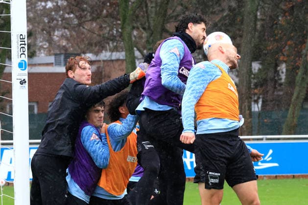 DEU, DFL, 2. FBL Hertha BSC, Training, 09.12.2025, Sportforum, Berlin, DEU, DFL, 2. FBL Hertha BSC, Training, im Bild Strafraum, Konstantin Heide (Hertha BSC Berlin 13), Toni Leistner (Hertha BSC Berlin 37), Agust’n Rogel (Hertha BSC Berlin 3) DFL - regulations prohibit any use of Photographs as image sequences and or quasi-video