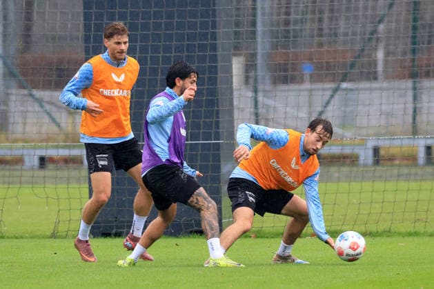 DEU, DFL, 2. FBL Hertha BSC, Training, 09.12.2025, Sportforum, Berlin, DEU, DFL, 2. FBL Hertha BSC, Training, im Bild Marton Dardai (Hertha BSC Berlin 31), Kevin Sessa (Hertha BSC Berlin 8), Tim Hoffmann (Hertha BSC Berlin 46) DFL - regulations prohibit any use of Photographs as image sequences and or quasi-video