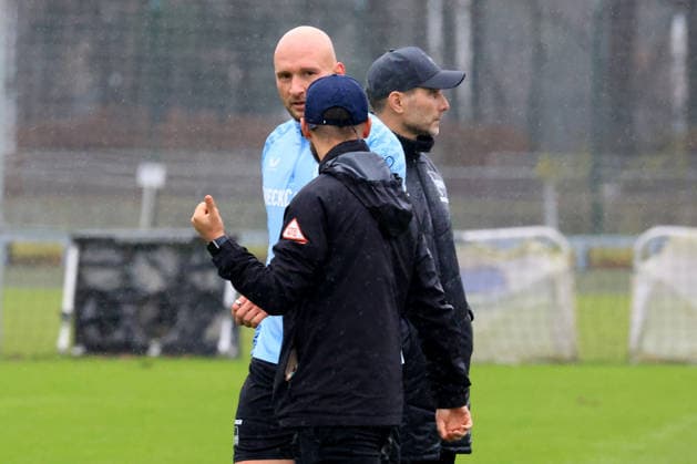 DEU, DFL, 2. FBL Hertha BSC, Training, 09.12.2025, Sportforum, Berlin, DEU, DFL, 2. FBL Hertha BSC, Training, im Bild Toni Leistner (Hertha BSC Berlin 37), Cheftrainer Stefan Leitl (Hertha BSC Berlin) DFL - regulations prohibit any use of Photographs as image sequences and or quasi-video