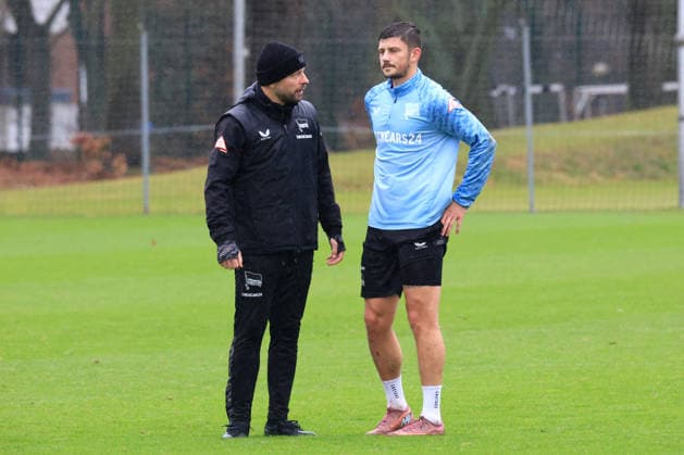 DEU, DFL, 2. FBL Hertha BSC, Training, 09.12.2025, Sportforum, Berlin, DEU, DFL, 2. FBL Hertha BSC, Training, im Bild Co-Trainer Patrick Ebert (Hertha BSC Berlin), Dawid Kownacki (Hertha BSC Berlin 9) DFL - regulations prohibit any use of Photographs as image sequences and or quasi-video